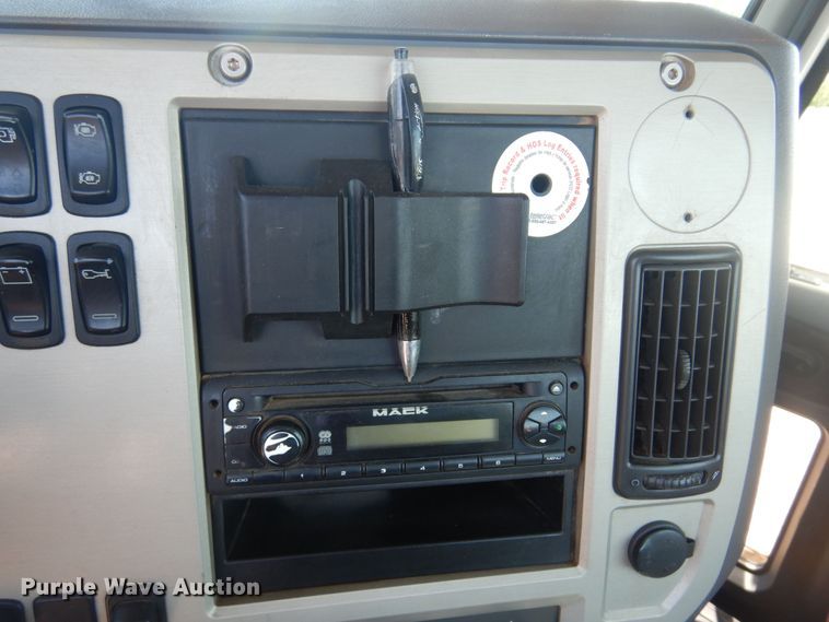 image for item DN0383 2015 Mack CHU613  semi truck