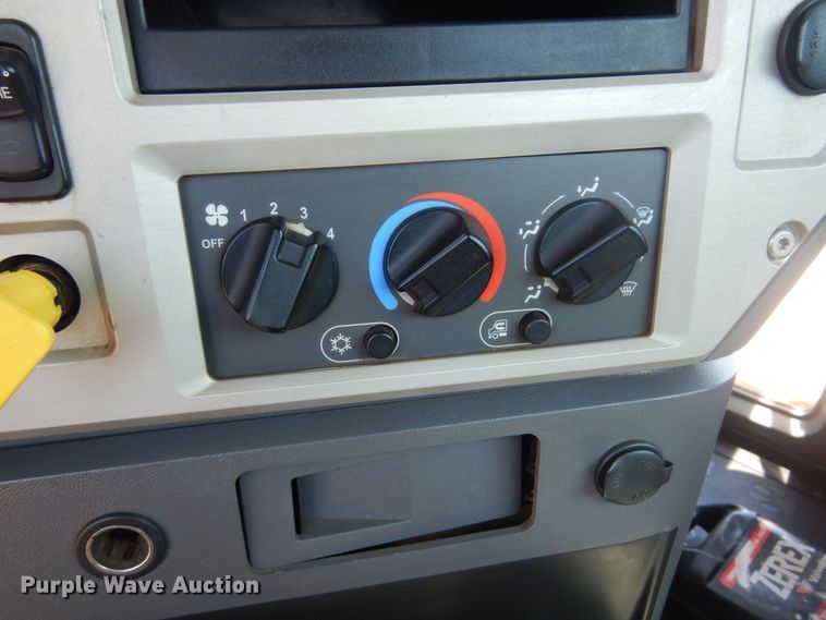 image for item DN0383 2015 Mack CHU613  semi truck