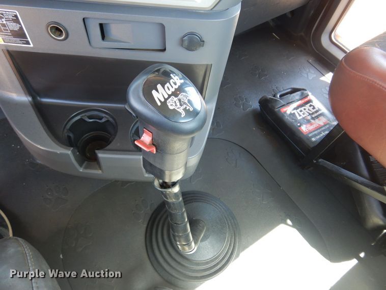 image for item DN0383 2015 Mack CHU613  semi truck