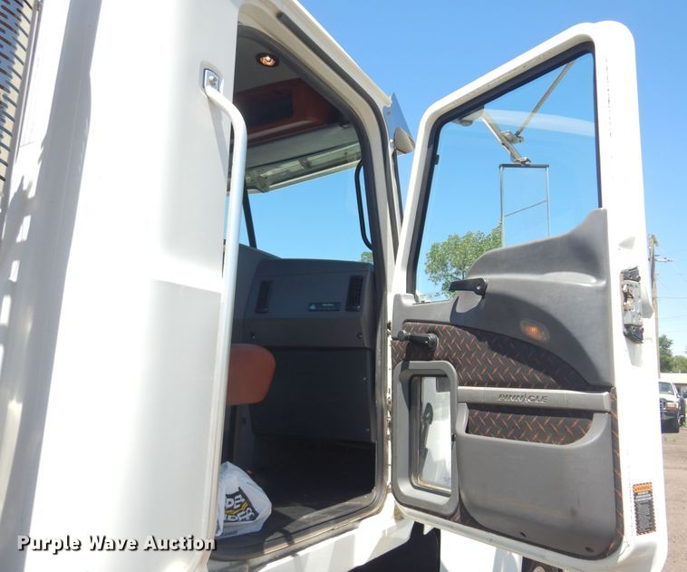 image for item DN0383 2015 Mack CHU613  semi truck