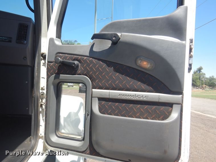 image for item DN0383 2015 Mack CHU613  semi truck