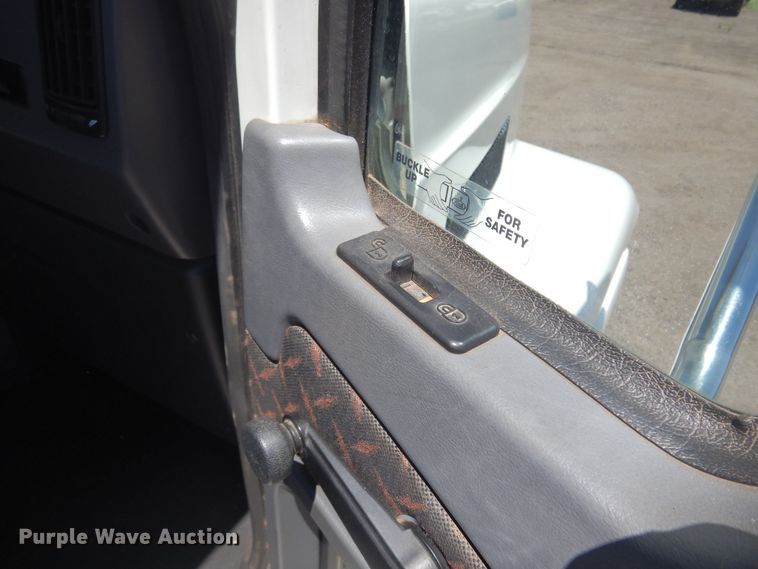 image for item DN0383 2015 Mack CHU613  semi truck