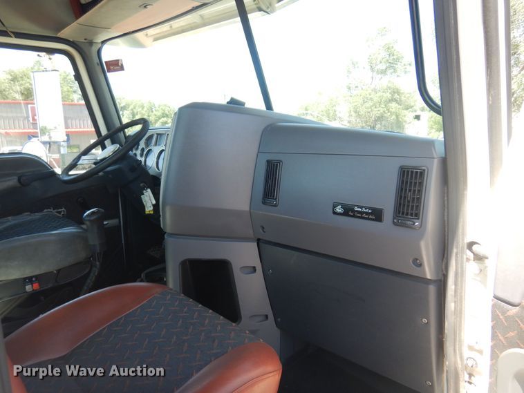 image for item DN0383 2015 Mack CHU613  semi truck