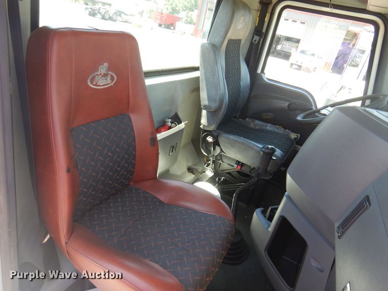 image for item DN0383 2015 Mack CHU613  semi truck