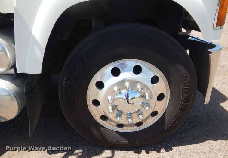 image for item DN0383 2015 Mack CHU613  semi truck