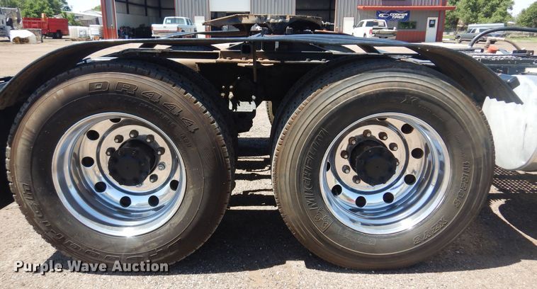 image for item DN0383 2015 Mack CHU613  semi truck