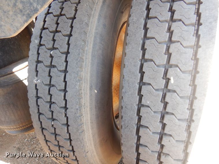 image for item DN0383 2015 Mack CHU613  semi truck