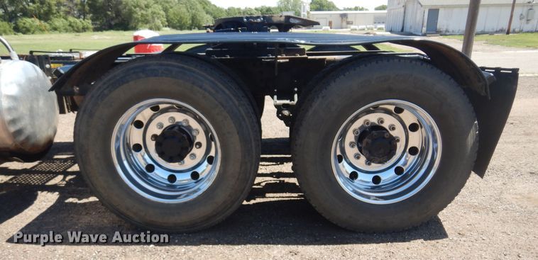 image for item DN0383 2015 Mack CHU613  semi truck