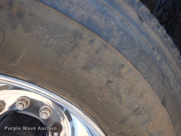 image for item DN0383 2015 Mack CHU613  semi truck