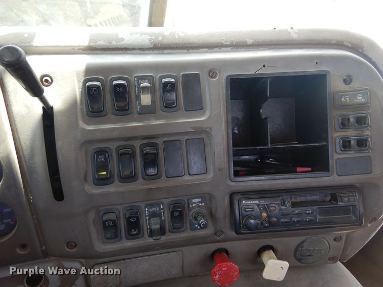 image for item DN0398 2000 Mack CX613  winch truck