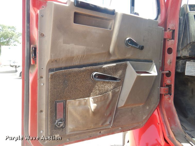 image for item DN0399 1993 International 8200  dump truck