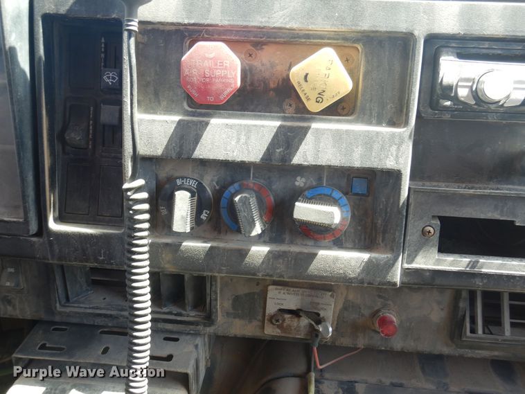 image for item DN0399 1993 International 8200  dump truck