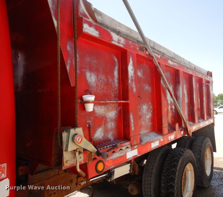 image for item DN0399 1993 International 8200  dump truck