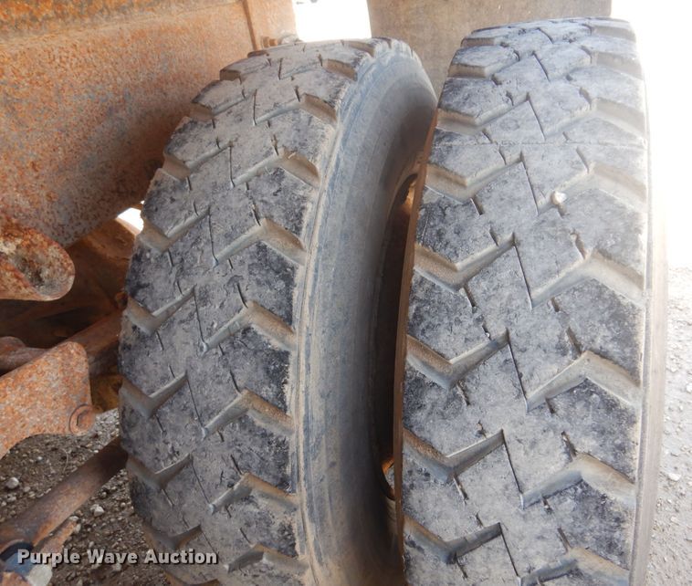 image for item DN0399 1993 International 8200  dump truck