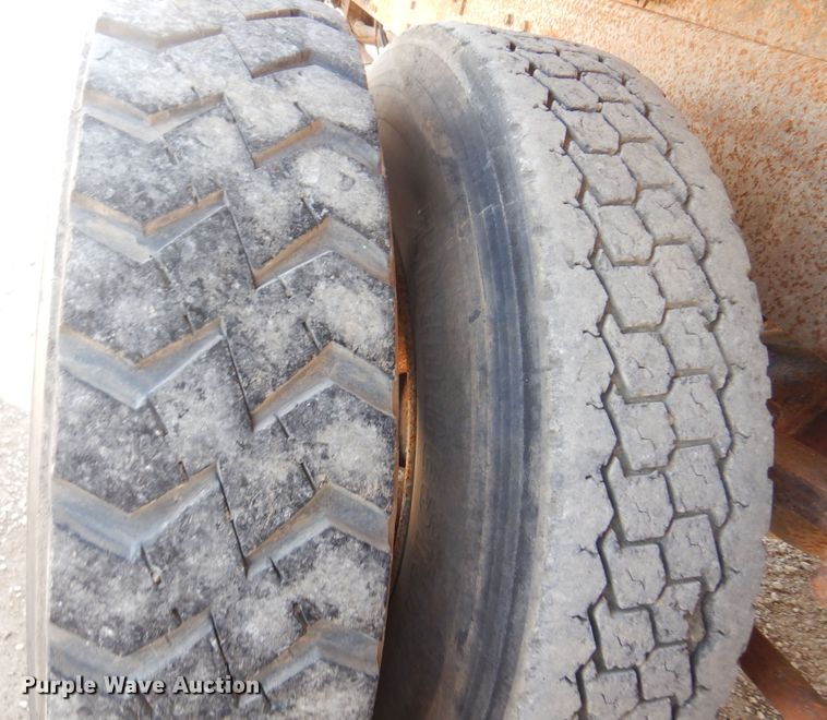 image for item DN0399 1993 International 8200  dump truck