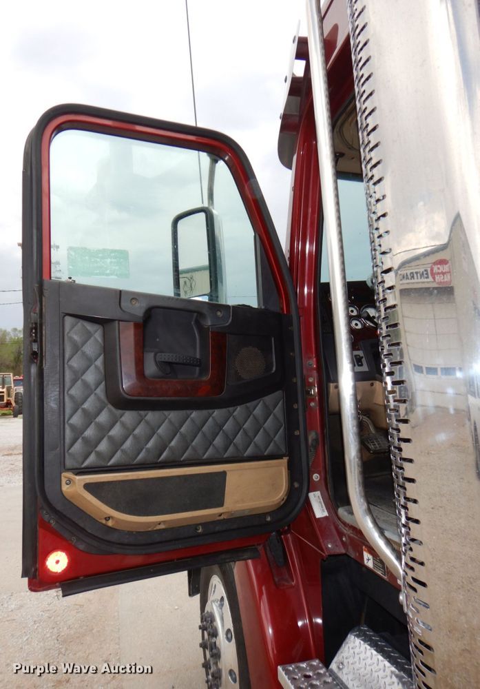 image for item DN7391 2013 Freightliner Coronado semi truck