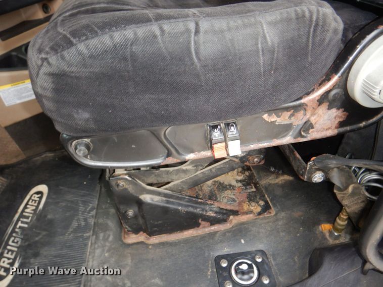 image for item DN7391 2013 Freightliner Coronado semi truck