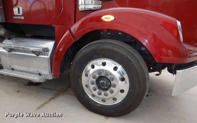 image for item DN7391 2013 Freightliner Coronado semi truck