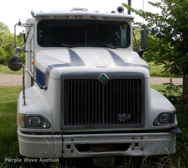 image for item DN7475 1998 International 9400  semi truck