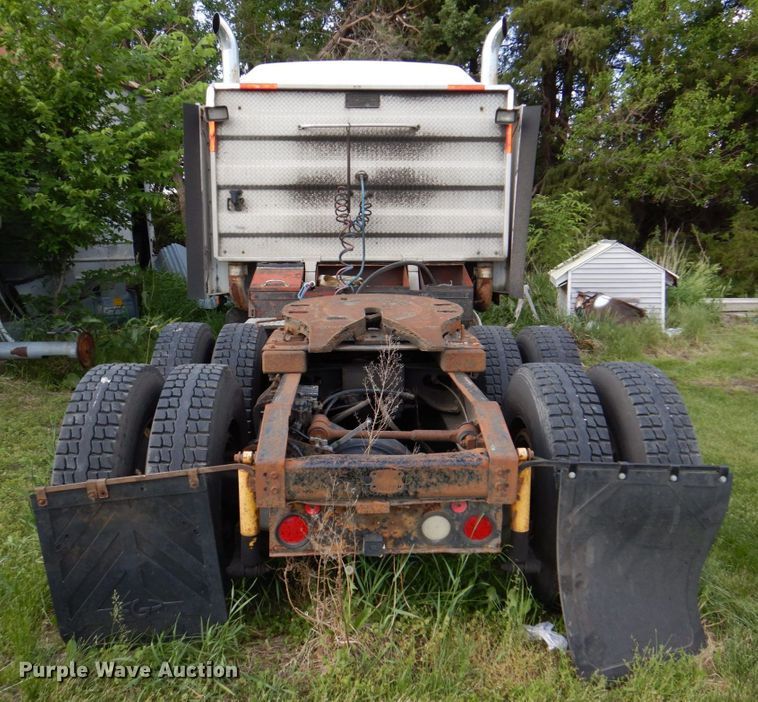 image for item DN7475 1998 International 9400  semi truck