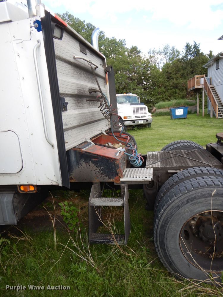 image for item DN7475 1998 International 9400  semi truck