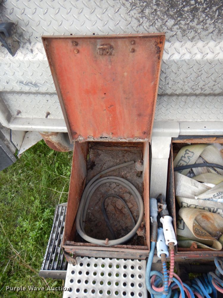 image for item DN7475 1998 International 9400  semi truck