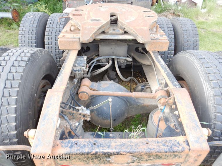 image for item DN7475 1998 International 9400  semi truck