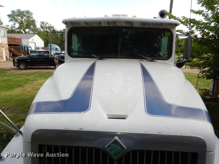 image for item DN7475 1998 International 9400  semi truck