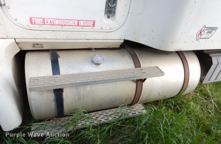 image for item DN7475 1998 International 9400  semi truck