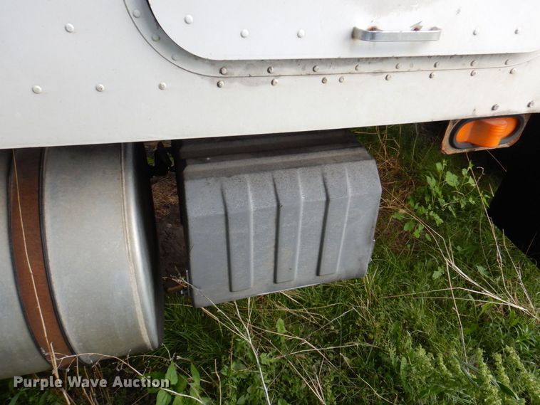 image for item DN7475 1998 International 9400  semi truck