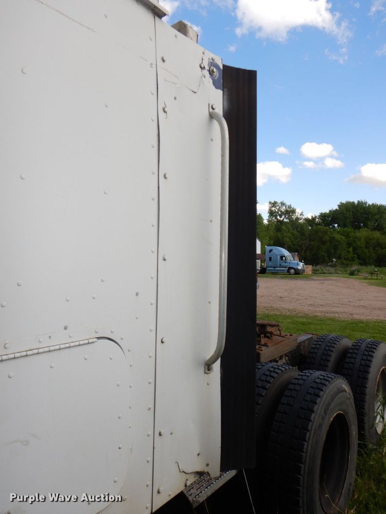 image for item DN7475 1998 International 9400  semi truck