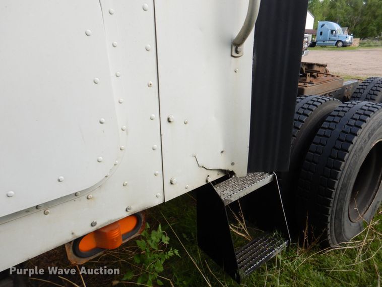 image for item DN7475 1998 International 9400  semi truck