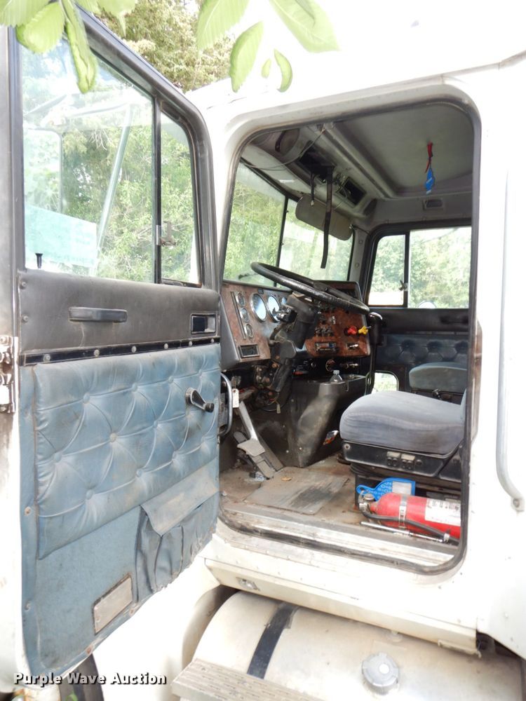 image for item DN7475 1998 International 9400  semi truck