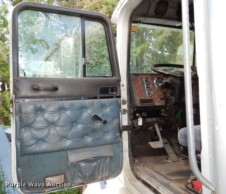 image for item DN7475 1998 International 9400  semi truck