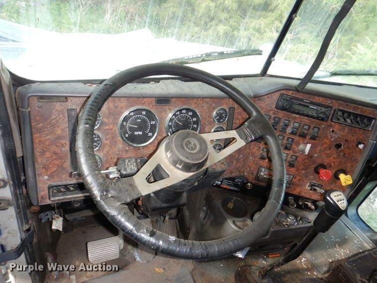 image for item DN7475 1998 International 9400  semi truck