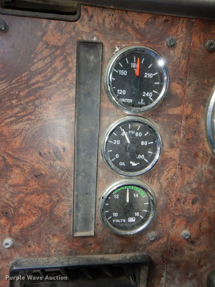 image for item DN7475 1998 International 9400  semi truck