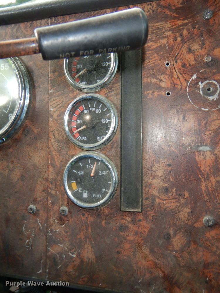 image for item DN7475 1998 International 9400  semi truck