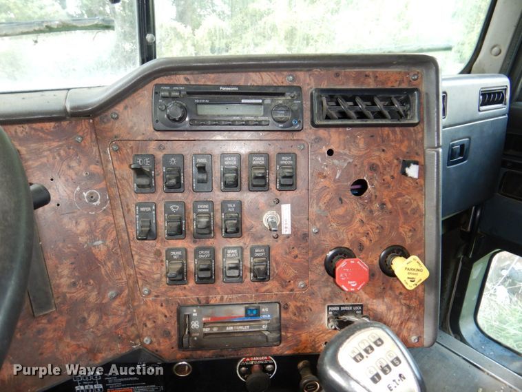 image for item DN7475 1998 International 9400  semi truck