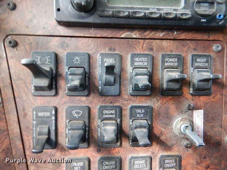 image for item DN7475 1998 International 9400  semi truck