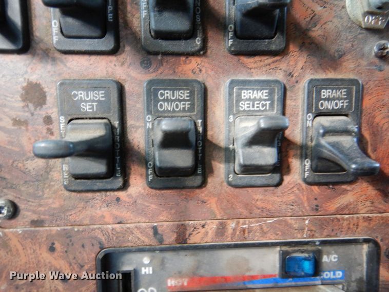 image for item DN7475 1998 International 9400  semi truck