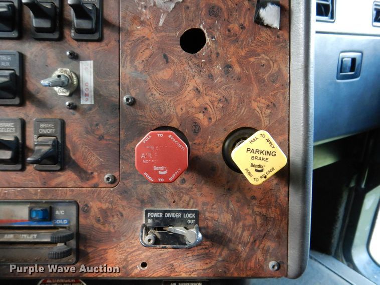 image for item DN7475 1998 International 9400  semi truck