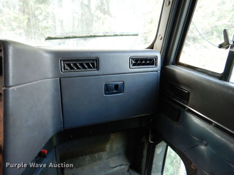 image for item DN7475 1998 International 9400  semi truck