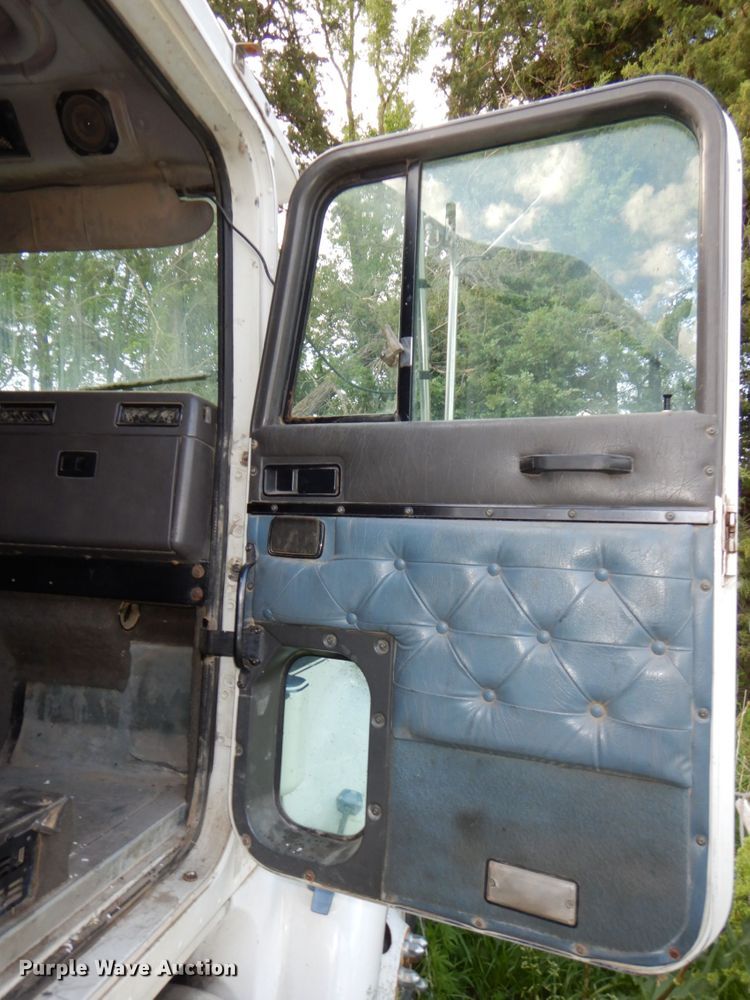 image for item DN7475 1998 International 9400  semi truck