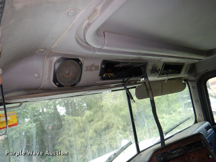 image for item DN7475 1998 International 9400  semi truck