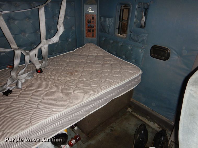 image for item DN7475 1998 International 9400  semi truck