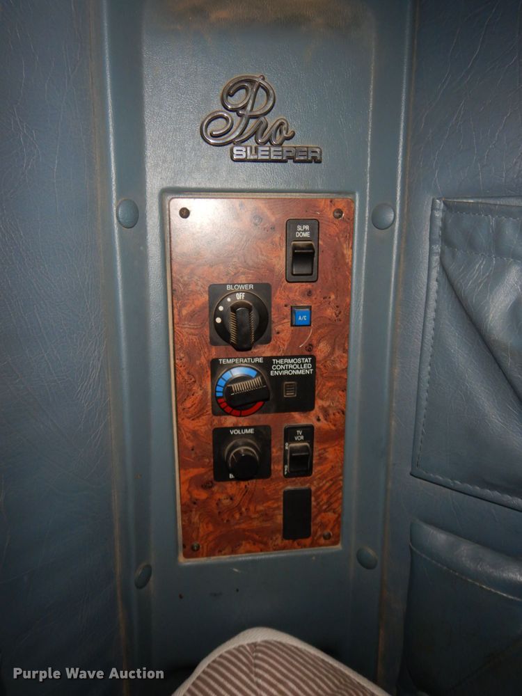 image for item DN7475 1998 International 9400  semi truck