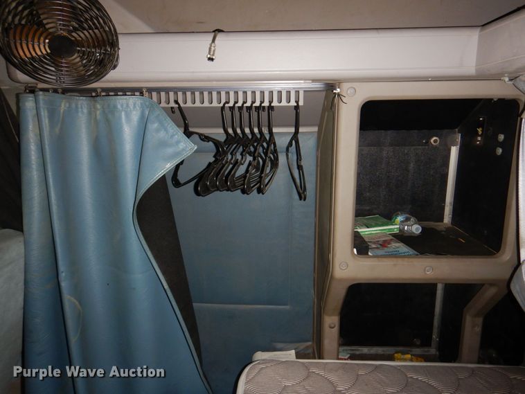 image for item DN7475 1998 International 9400  semi truck