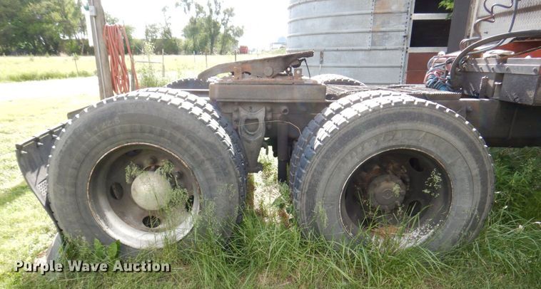 image for item DN7475 1998 International 9400  semi truck