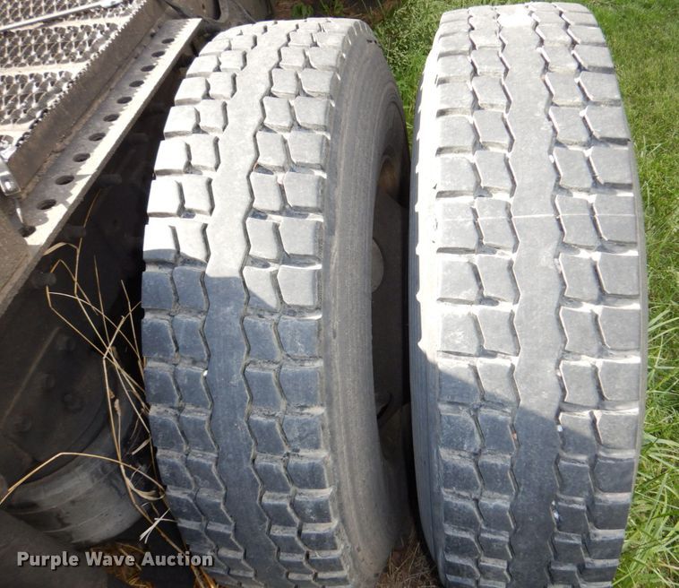 image for item DN7475 1998 International 9400  semi truck