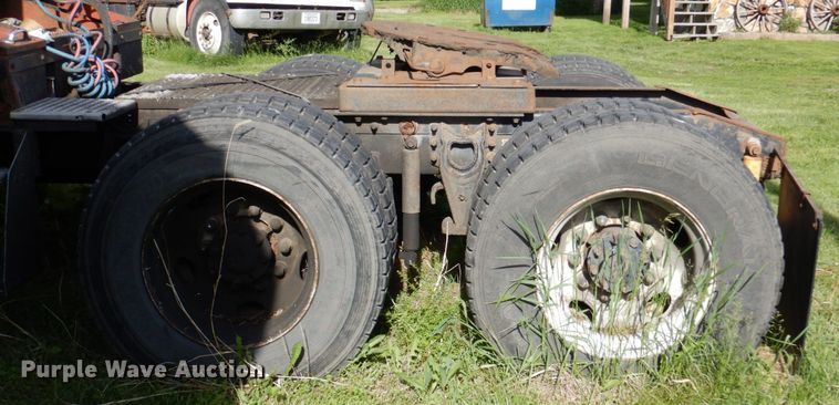 image for item DN7475 1998 International 9400  semi truck